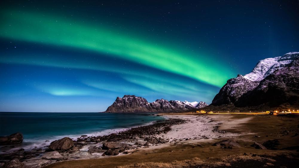 Polar lights over Lofoten Islands wallpaper