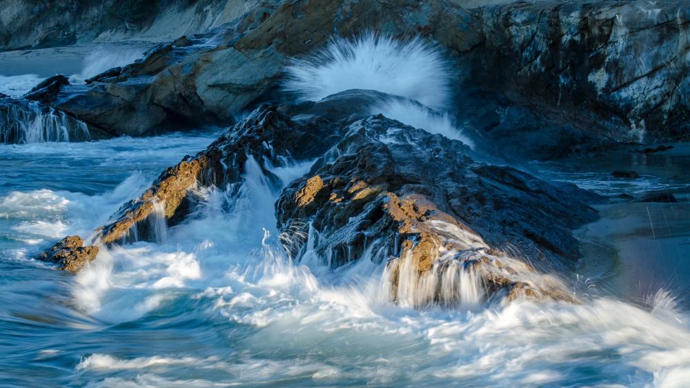 Waves on the rocks wallpaper