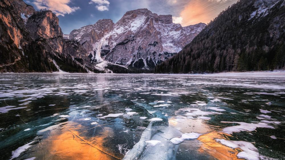 Frozen Pragser Wildsee wallpaper