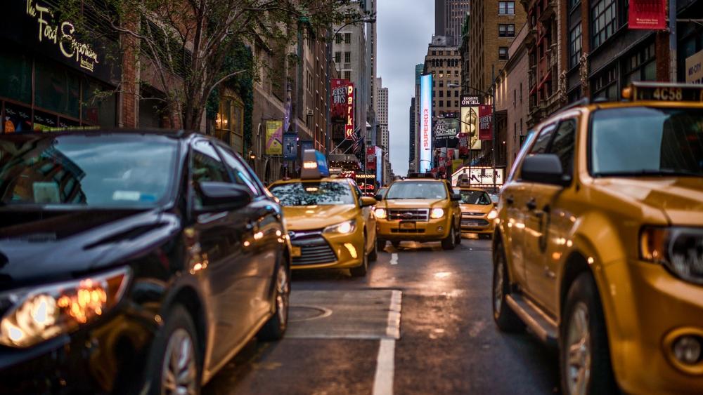 Cabs on the crowded street wallpaper