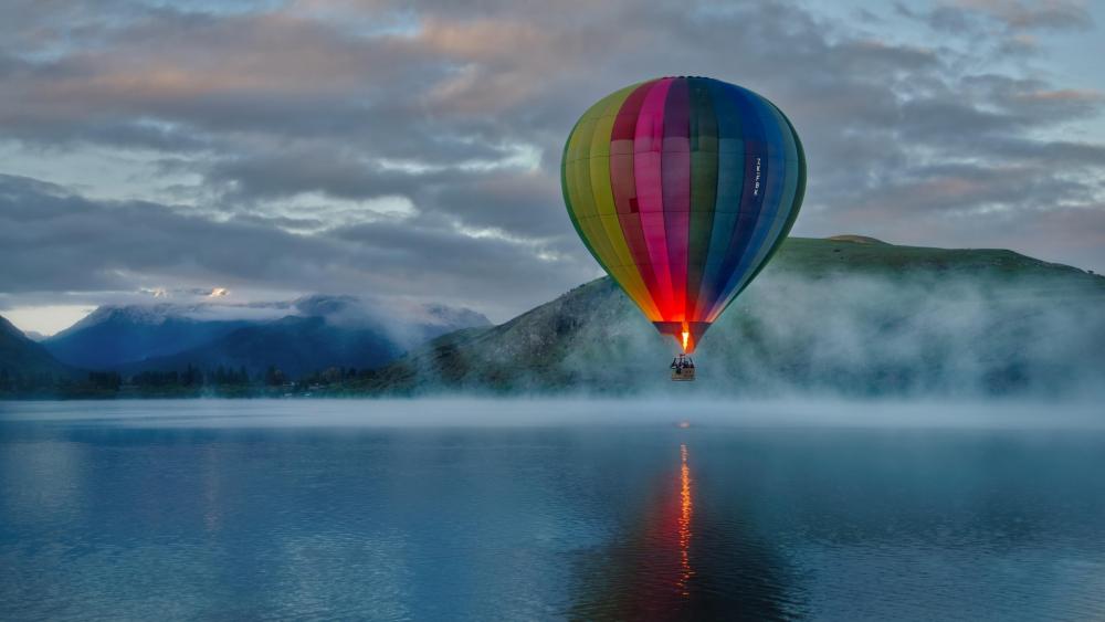 Hot air balloon above Lake Hayes wallpaper