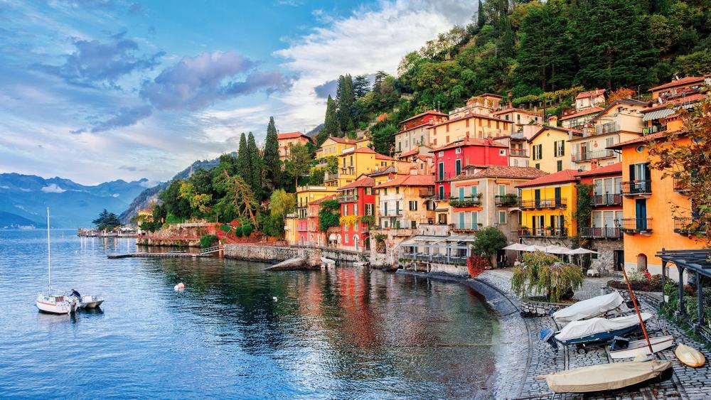 Varenna on Lake Como wallpaper
