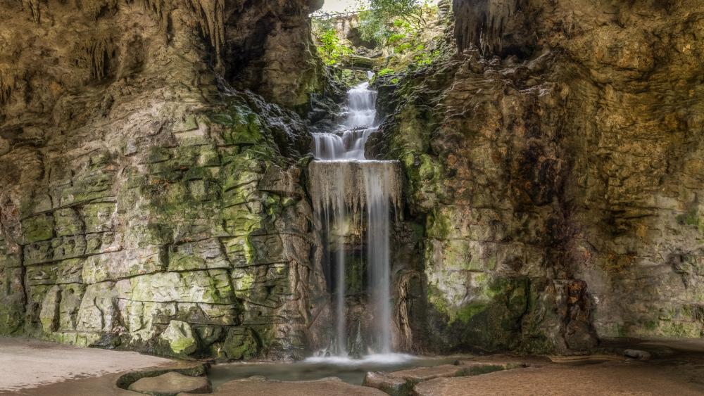 Artificial waterfall in the Parc des Buttes Chaumont wallpaper