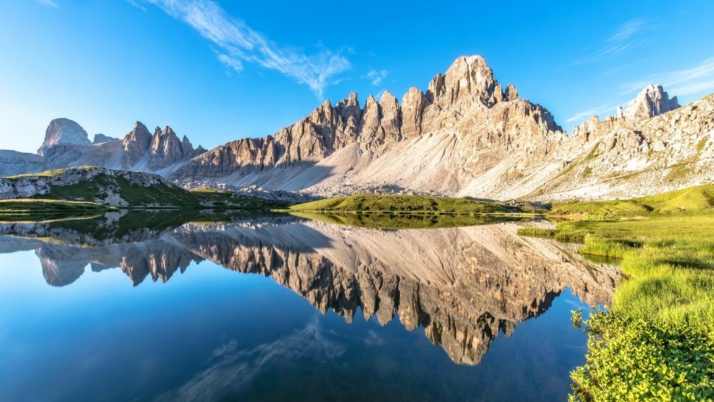 Laghi del Piani mirroring the Mount Paterno wallpaper