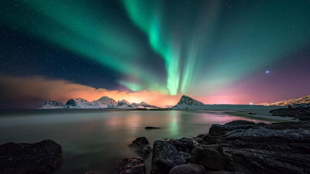 Northern lights above Lofoten wallpaper