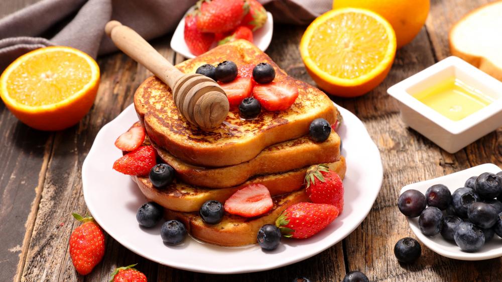 Toast with berries wallpaper