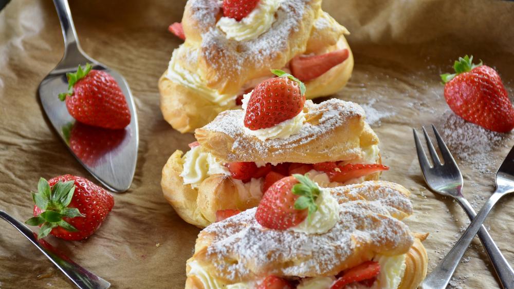 Strawberry Éclair wallpaper