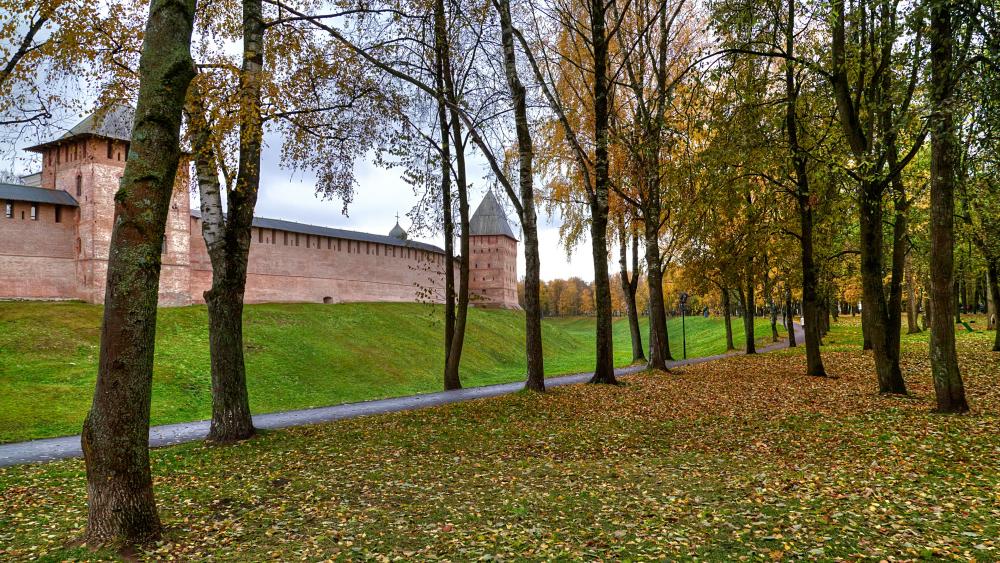 Обои новгороды. Новгородский Детинец осенью. Кремлевский парк Великий Новгород ракурсы. Новгородский Кремль 1080. Крепостная стена Ярославль.