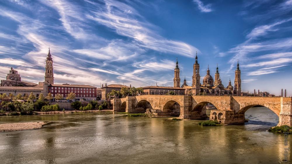 Stone bridge over Ebro River (Zaragoza) wallpaper
