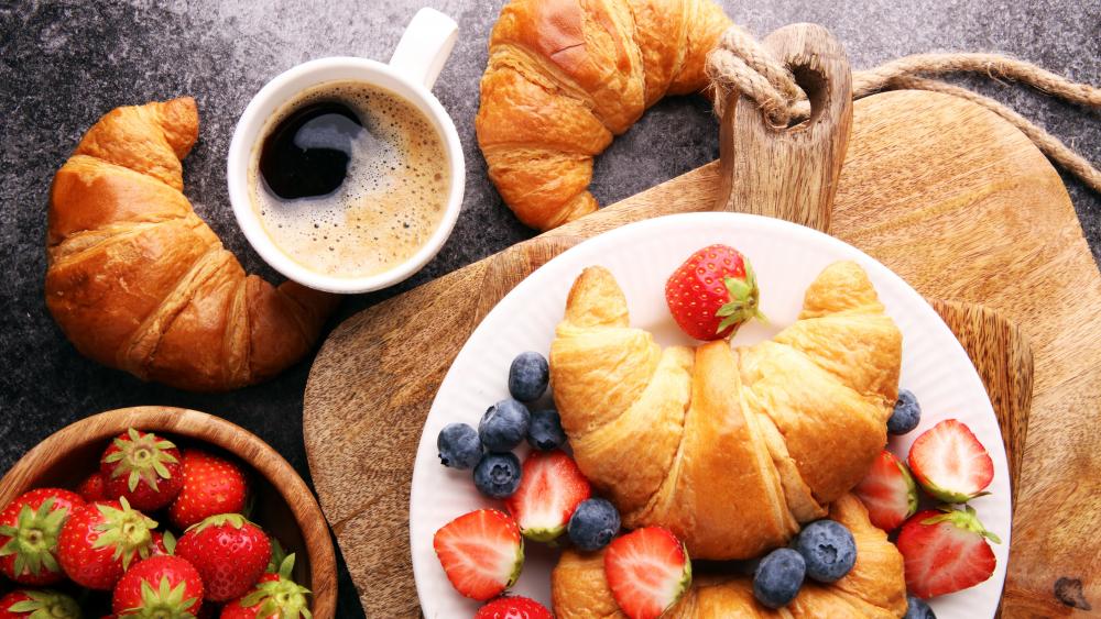Croissant with berries wallpaper