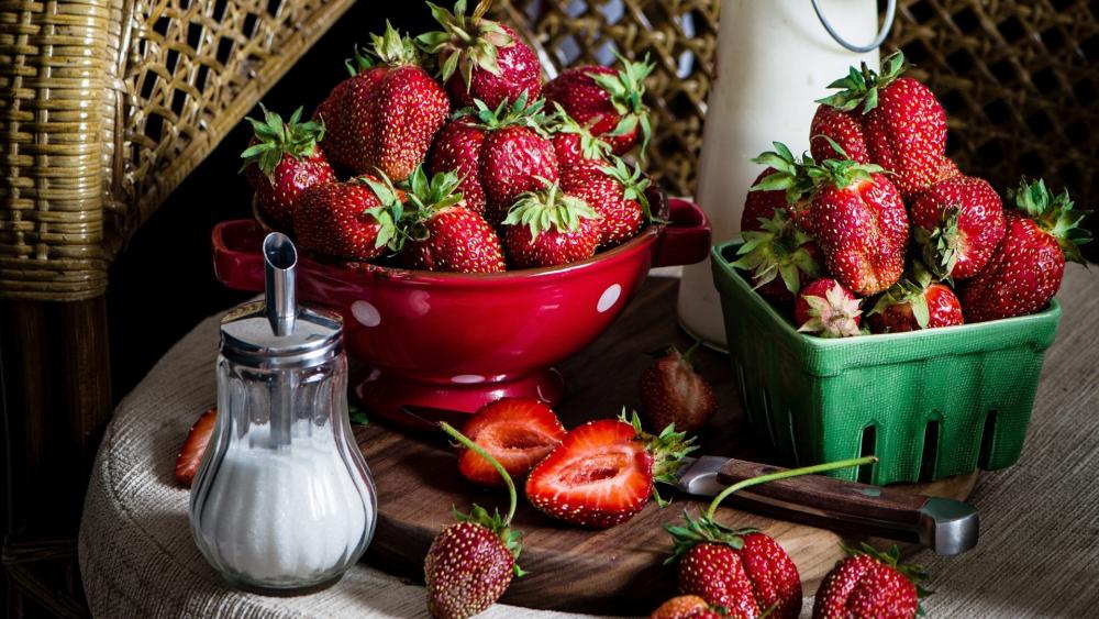 Bright red strawberries wallpaper