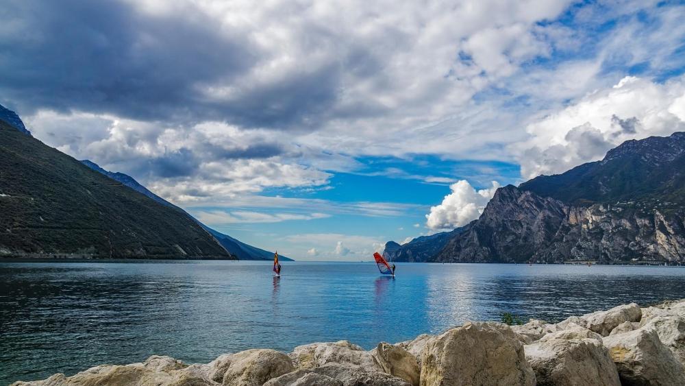 Windsurfing on Lake Garda wallpaper