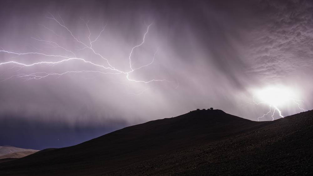 Lightning at the Paranal Observatory wallpaper