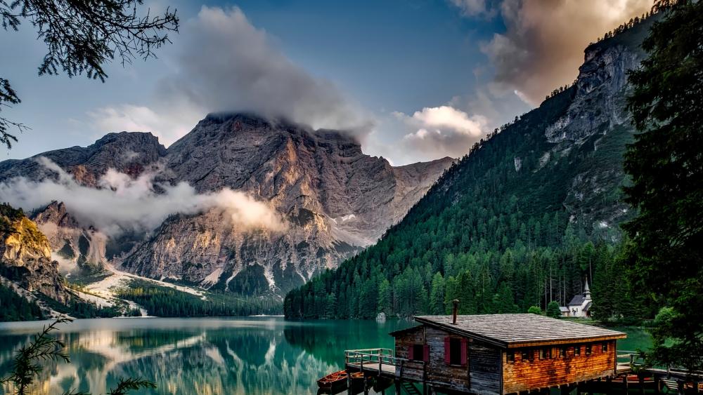 Lake Braies (Italy) wallpaper