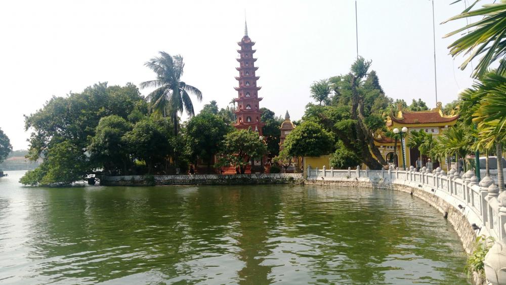 Vietnam Zhenguo North Temple Scenic Area. wallpaper
