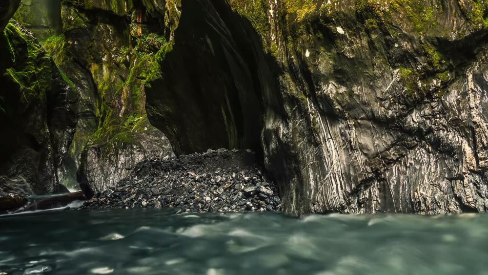 Sea cave in Snares Islands, New Zealand wallpaper