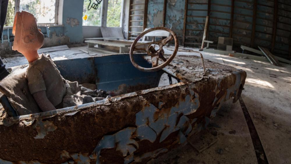 Rusty toy car wallpaper