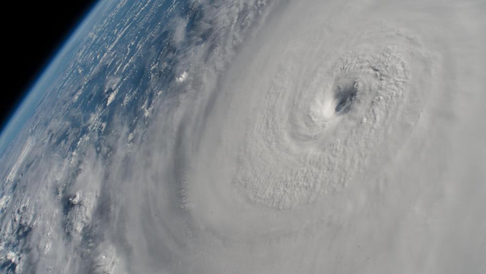 Hurricane Lane with its Distinct Eye wallpaper