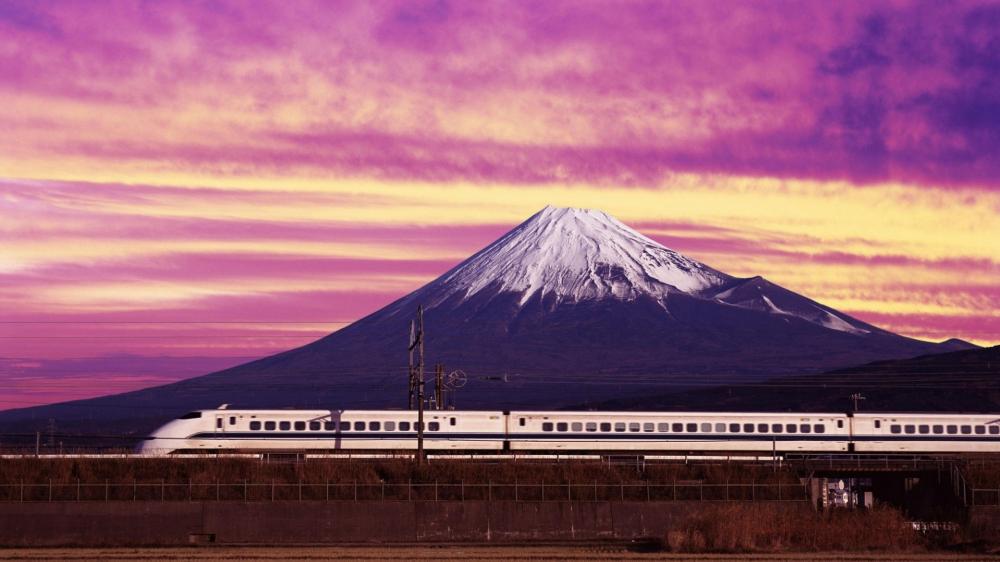 Train in front of Mount Fuji wallpaper