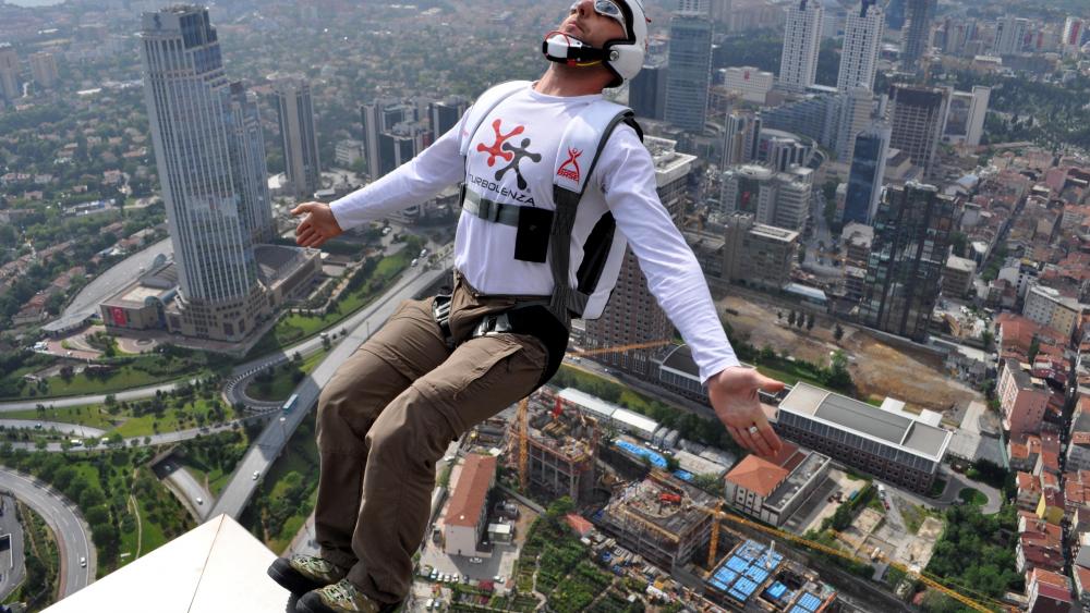 BASE Jumping from Sapphire Tower in Istanbul wallpaper