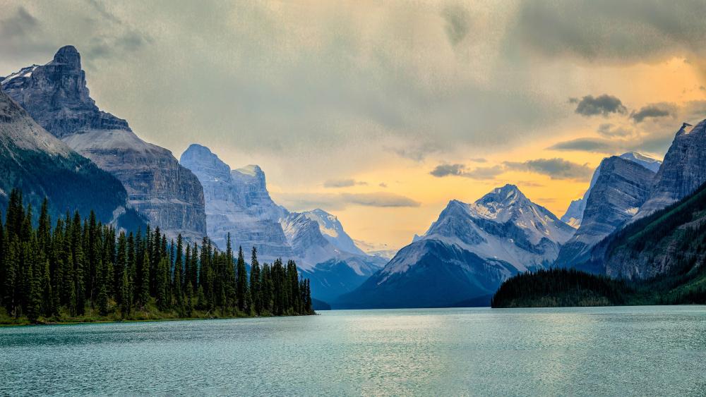 Maligne Lake, Jasper National Park Of Canada wallpaper