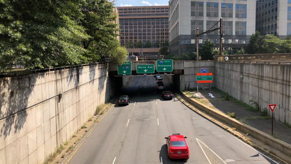 9th Street Expressway from the Overpass for C Street Southwest in Washington, DC wallpaper