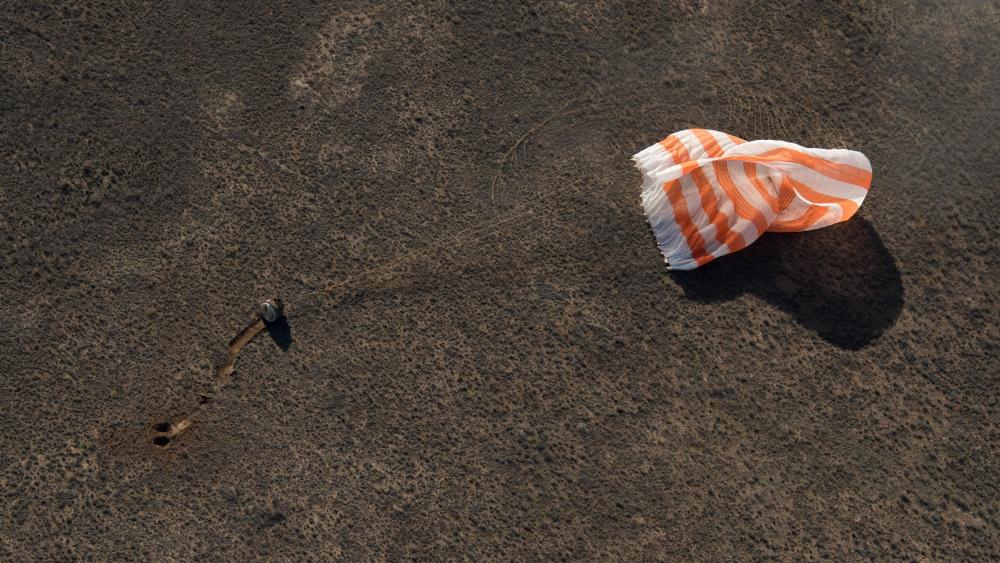 Soyuz MS-02 Landing with Expedition 50 Crew Members On Board wallpaper