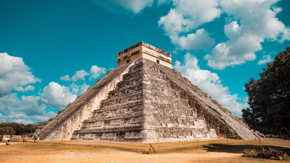 Pyramid of Kukulcan, Chichen Itza wallpaper