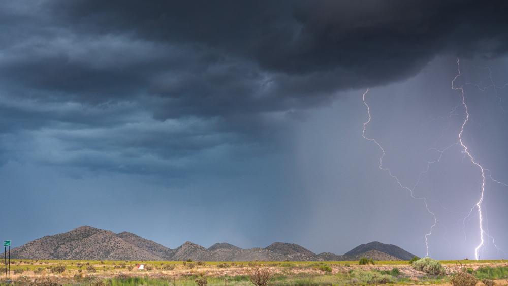 Monsoon thunderstorm near Santa Fe wallpaper