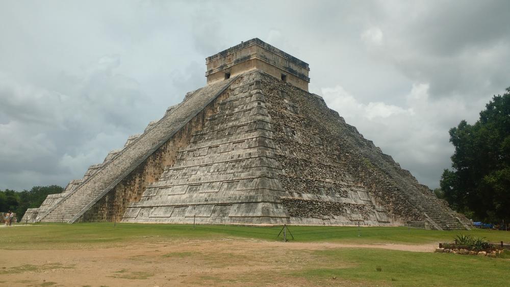 Pyramid of Kukulcan (Mexico) wallpaper