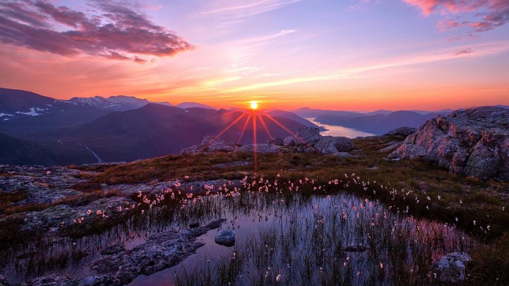 The sunrise between the mountains wallpaper
