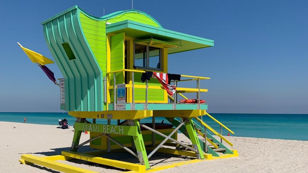 Green lifeguard Tower on Miami Beach wallpaper - backiee