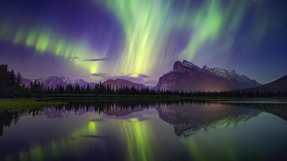 Northern lights in Banff National Park wallpaper
