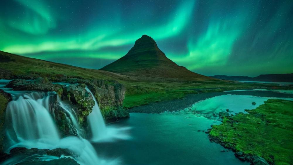 Aurora Borealis over Kirkjufell wallpaper