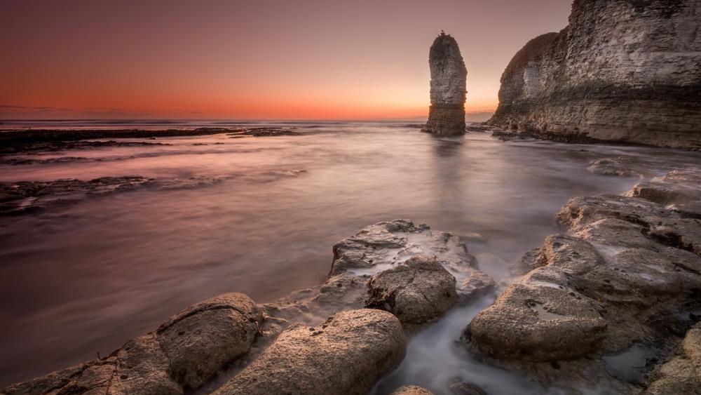 A sea stack in Selwick Bay under Flamborough Head, Yorkshire wallpaper