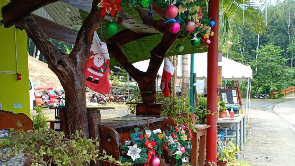 Christmas Decor in Philippines wallpaper