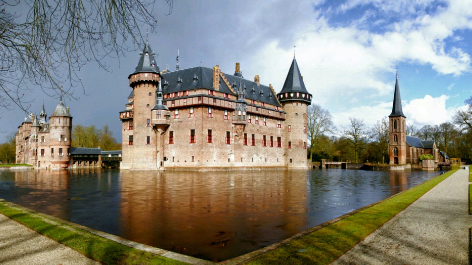 De Haar Castle With Themoat Netherlands Wallpaper Backiee