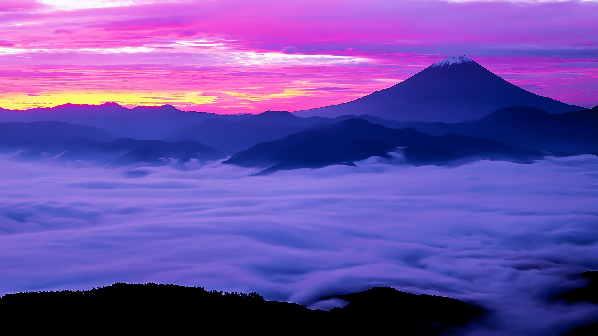 Гора розовое облако. Гора Фудзияма в Японии. Гора в Японии Фудзияма облака. Гора Фудзи на закате. Розовые горы.