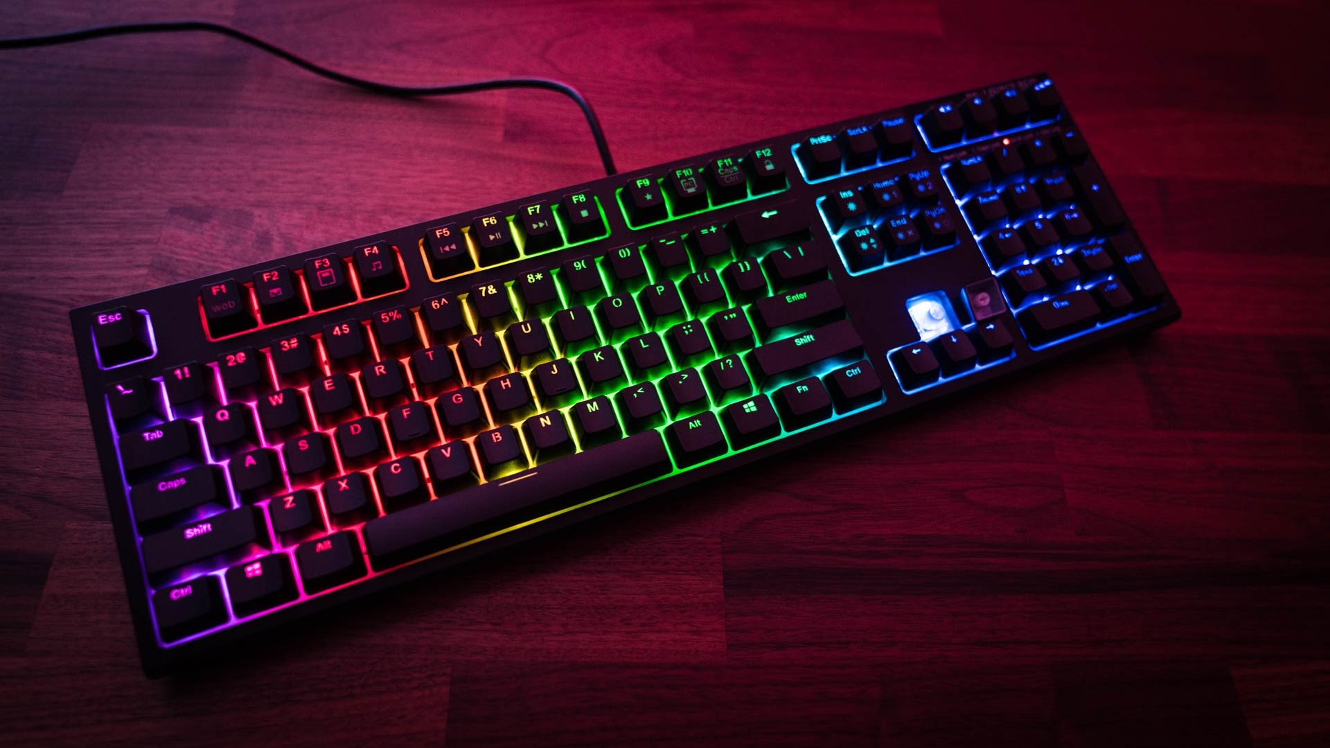 Игровые клавиатуры на тёмном фоне