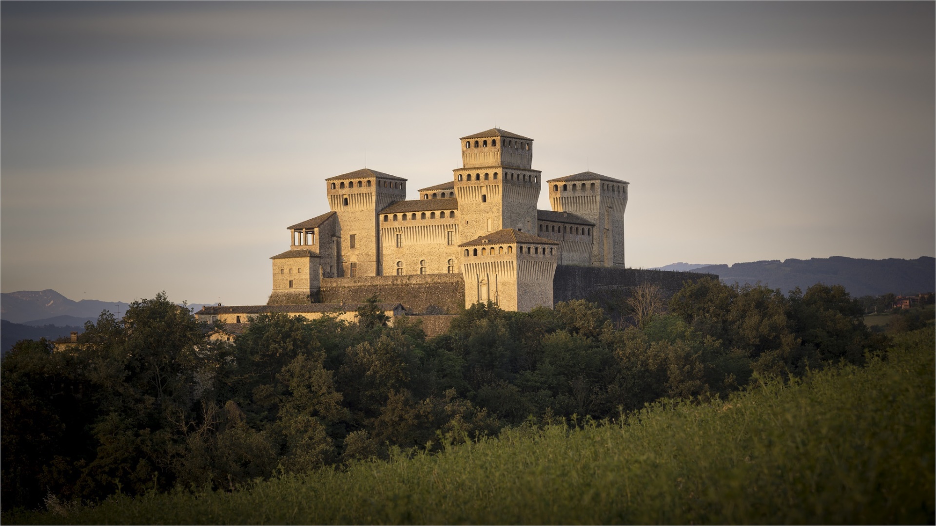 Castle Of Torrechiara Backiee