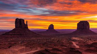 West and East Mitten Buttes wallpaper