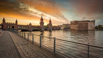 Oberbaum Bridge over Spree River wallpaper