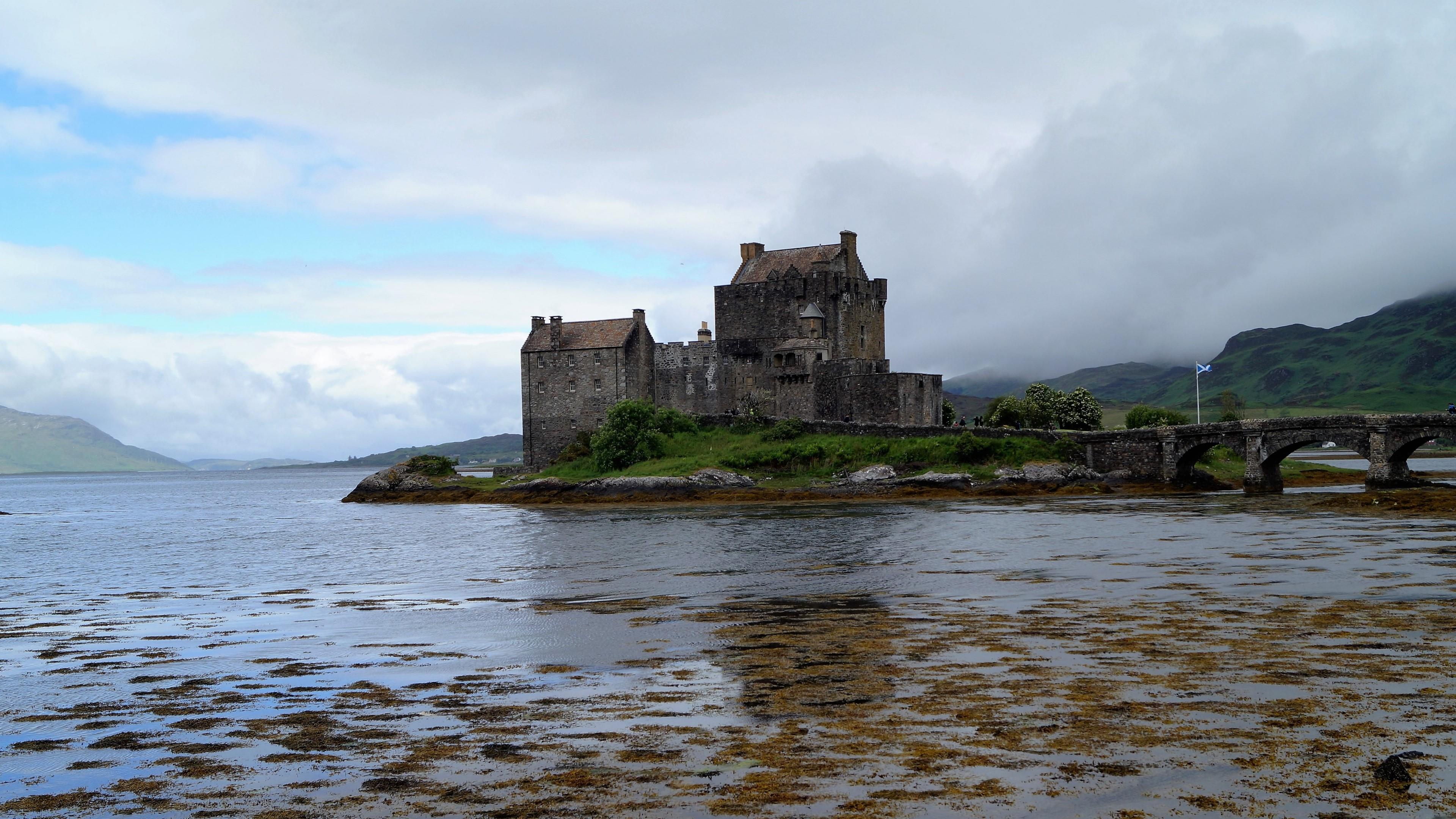 Eilean Donan Castle (Scotland) wallpaper - backiee