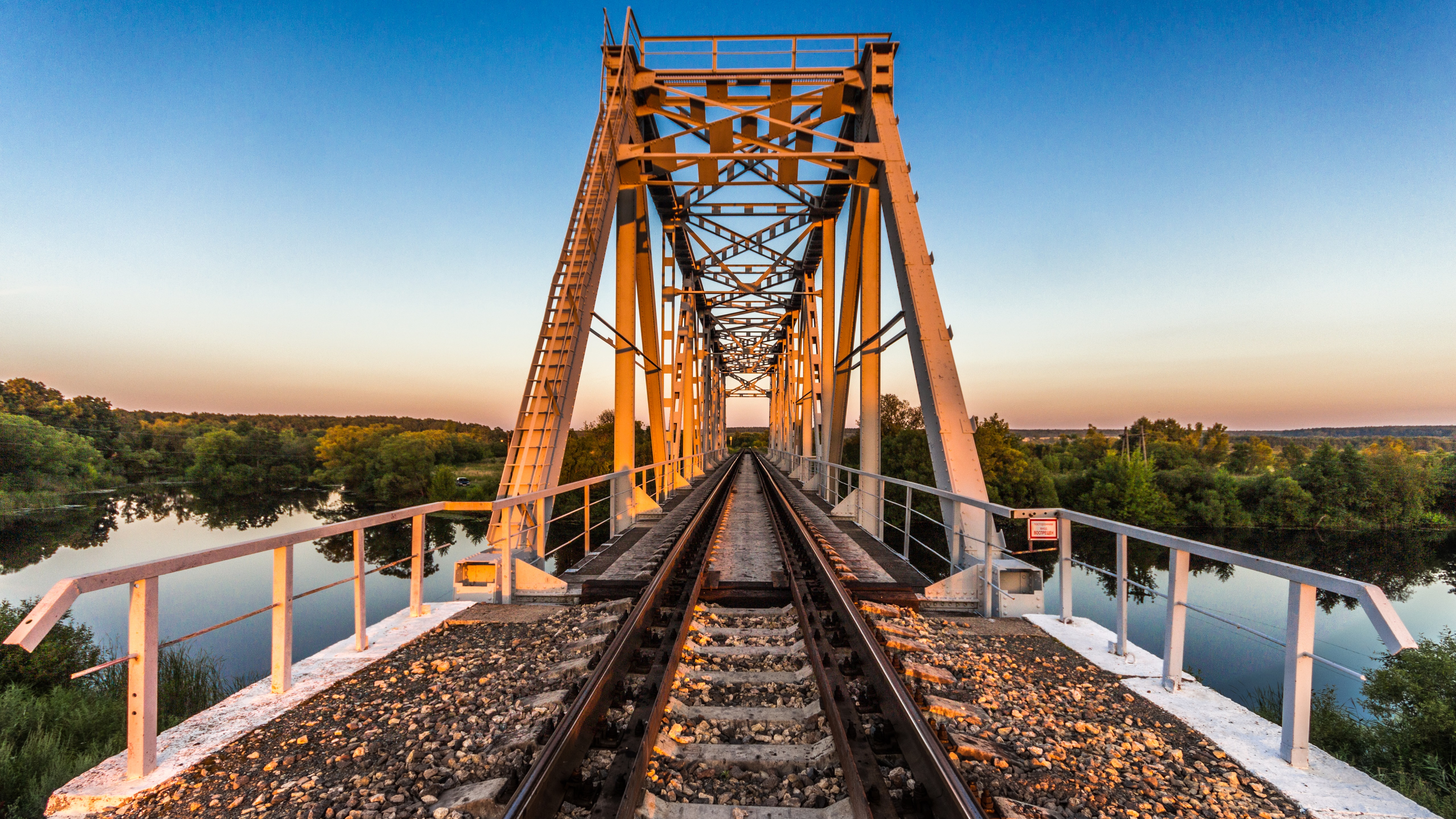 Мост с железной дорогой. Омск мост. Железнодорожный мост ВДНХ. Красивые железнодорожные мосты.