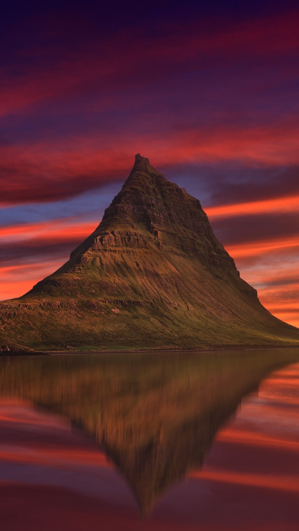 Kirkjufell Reflection Iceland Backiee