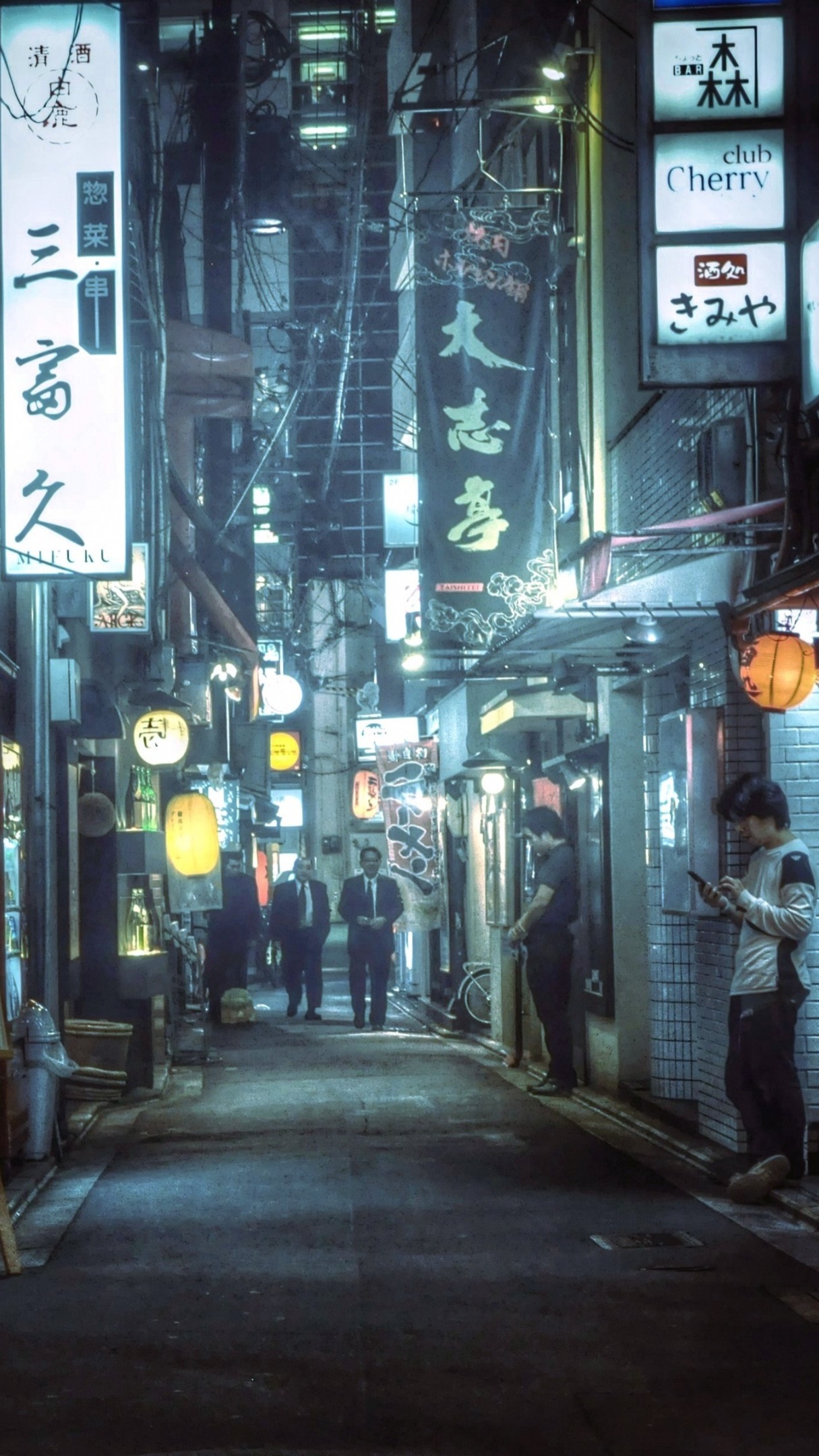 Alleyway in Tokyo - backiee