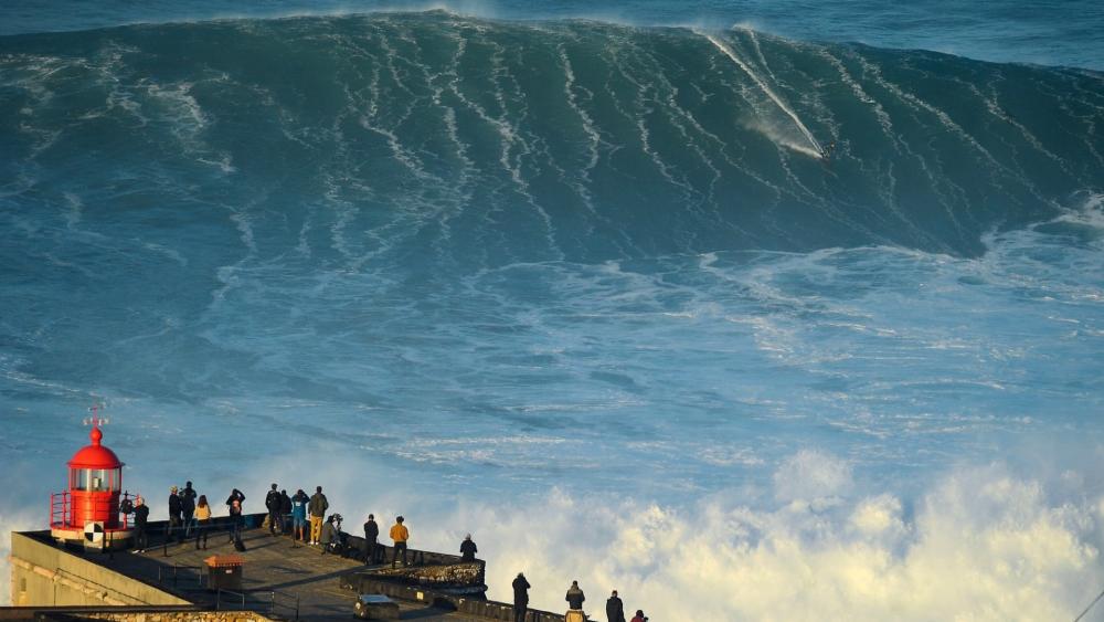 Giant Waves Nazaré wallpaper