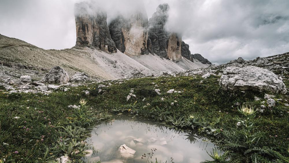 Tre Cime di Lavaredo in the cloud wallpaper
