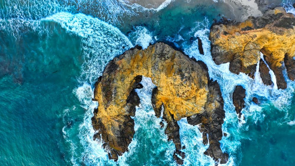 Keyhole arch at Pfeiffer beach, Big Sur Cove wallpaper - backiee