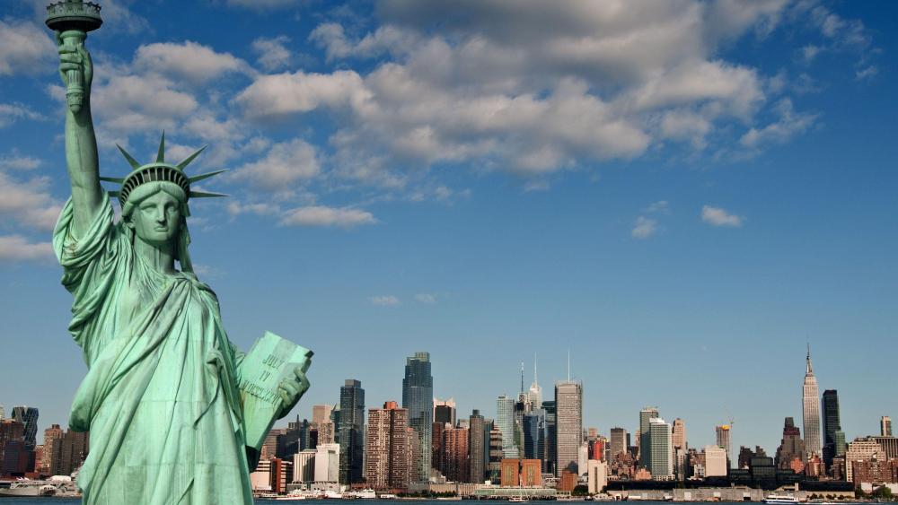 Statue of Liberty and Manhattan  wallpaper